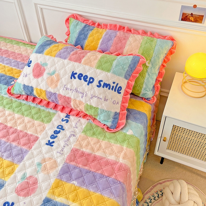 91家纺网 家纺一手货源 找家纺 羽爱家纺 2024新款牛奶绒榻榻米床盖 条纹彩虹