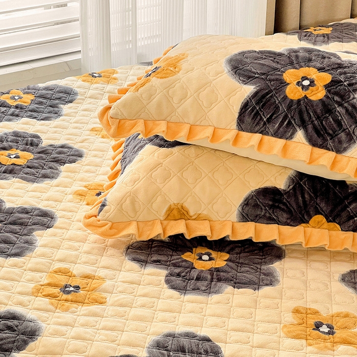 91家纺网 家纺一手货源 找家纺 羽爱家纺 2024新款牛奶绒榻榻米床盖 纯真花语