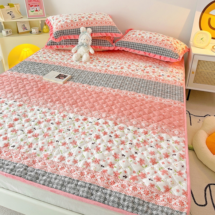 91家纺网 家纺一手货源 找家纺 羽爱家纺 2024新款牛奶绒直边款床盖床垫 如梦花季 