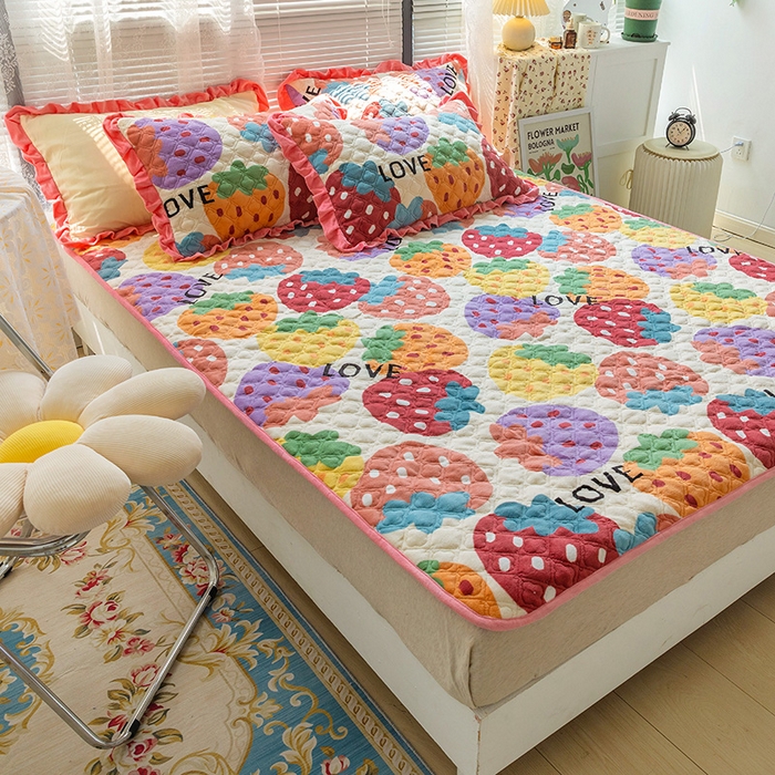 91家纺网 家纺一手货源 找家纺 羽爱家纺 2024新款牛奶绒直边款床盖床垫 甜甜草莓