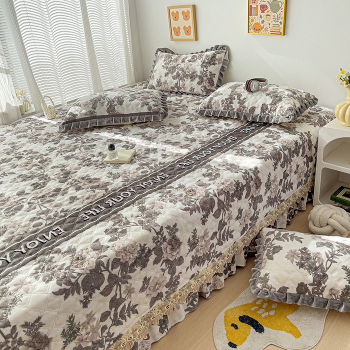 91家纺网 家纺一手货源 找家纺 羽爱家纺 2024新款牛奶绒榻榻米床盖 花都 