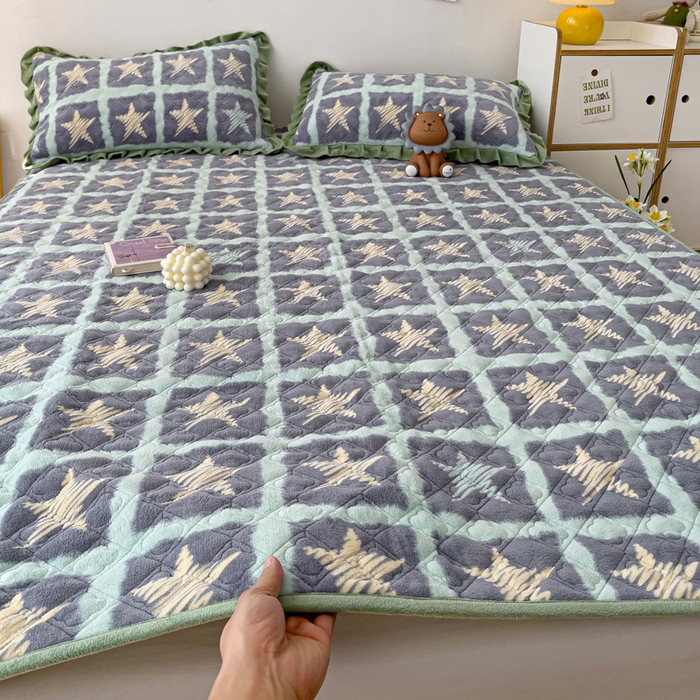 91家纺网 家纺一手货源 找家纺 羽爱家纺 2024新款牛奶绒直边款床盖床垫 五角星