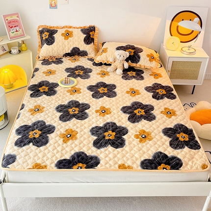 91家纺网 家纺一手货源 找家纺 （总）羽爱家纺 2024新款牛奶绒直边款床盖床垫