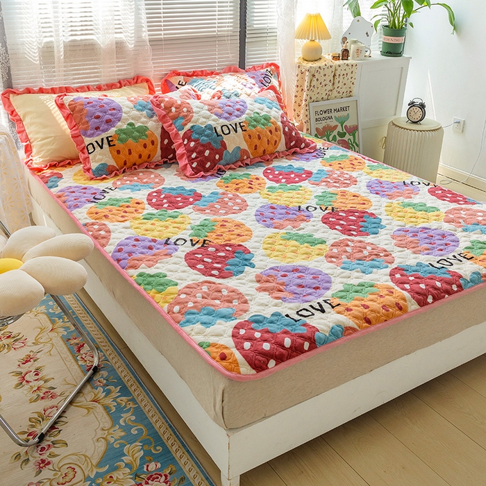 91家纺网 家纺一手货源 找家纺 羽爱家纺 2024新款牛奶绒直边款床盖床垫 甜甜草莓