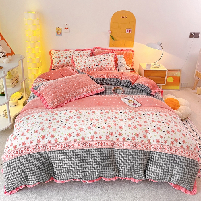 91家纺网 家纺一手货源 找家纺 羽爱家纺 2024新款牛奶绒直边款床盖床垫 如梦花季 