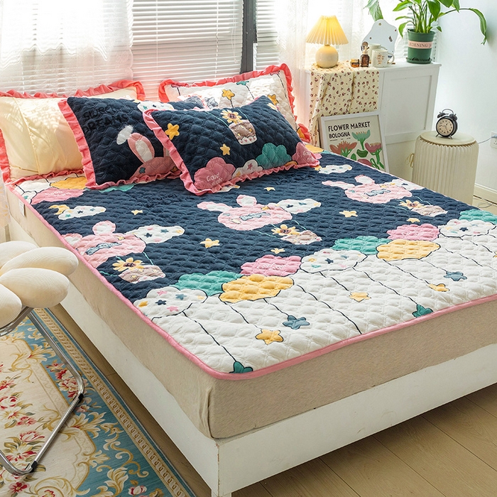 91家纺网 家纺一手货源 找家纺 羽爱家纺 2024新款牛奶绒直边款床盖床垫 萌萌哒