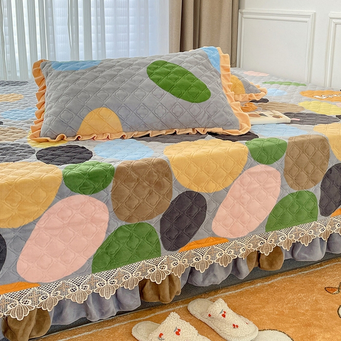 91家纺网 家纺一手货源 找家纺 羽爱家纺 2024新款牛奶绒榻榻米床盖 魔力圈圈