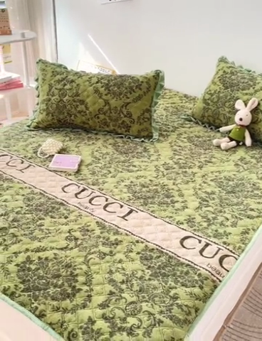 91家纺网 家纺一手货源 找家纺 羽爱家纺 2024新款牛奶绒直边款床盖床垫 晨光 