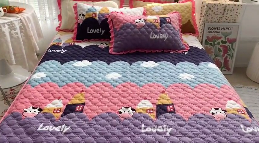 91家纺网 家纺一手货源 找家纺 羽爱家纺 2024新款牛奶绒直边款床盖床垫 牛牛屋