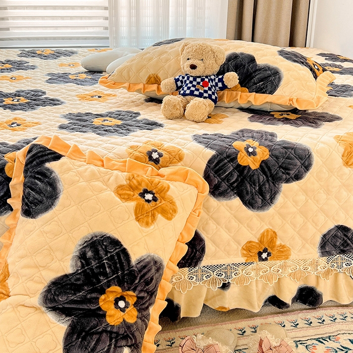 91家纺网 家纺一手货源 找家纺 羽爱家纺 2024新款牛奶绒榻榻米床盖 纯真花语