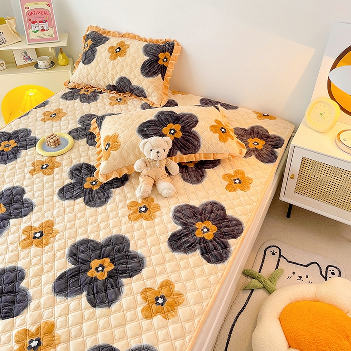 91家纺网 家纺一手货源 找家纺 羽爱家纺 2024新款牛奶绒直边款床盖床垫 纯真花语 