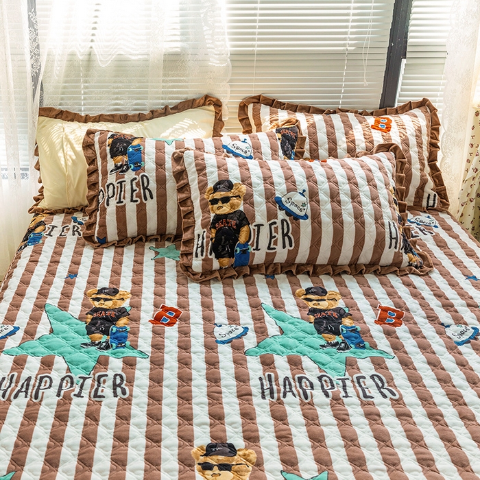 91家纺网 家纺一手货源 找家纺 羽爱家纺 2024新款牛奶绒直边款床盖床垫 酷派小熊 