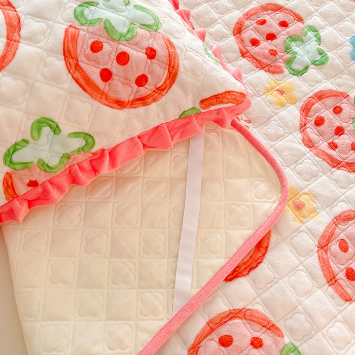 91家纺网 家纺一手货源 找家纺 羽爱家纺 2024新款牛奶绒直边款床盖床垫 草莓园