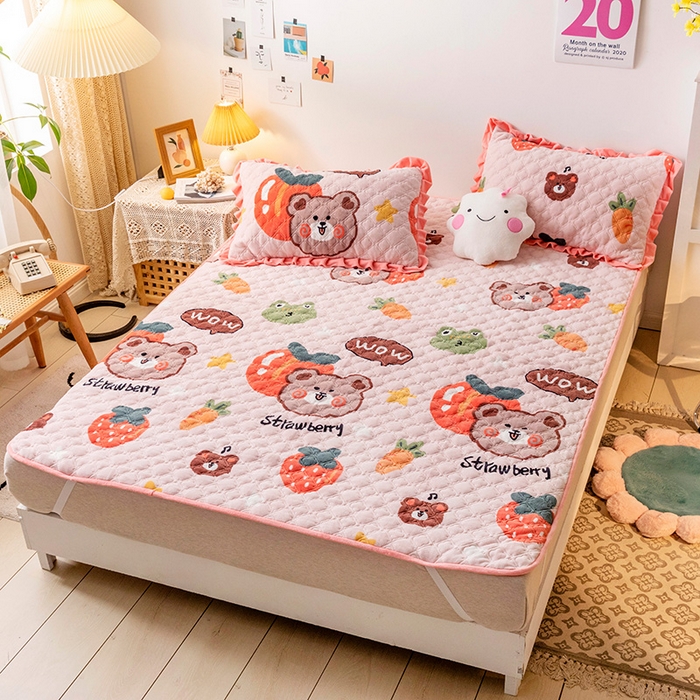 91家纺网 家纺一手货源 找家纺 羽爱家纺 2024新款牛奶绒直边款床盖床垫 水果熊