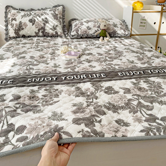 91家纺网 家纺一手货源 找家纺 羽爱家纺 2024新款牛奶绒直边款床盖床垫 花都 