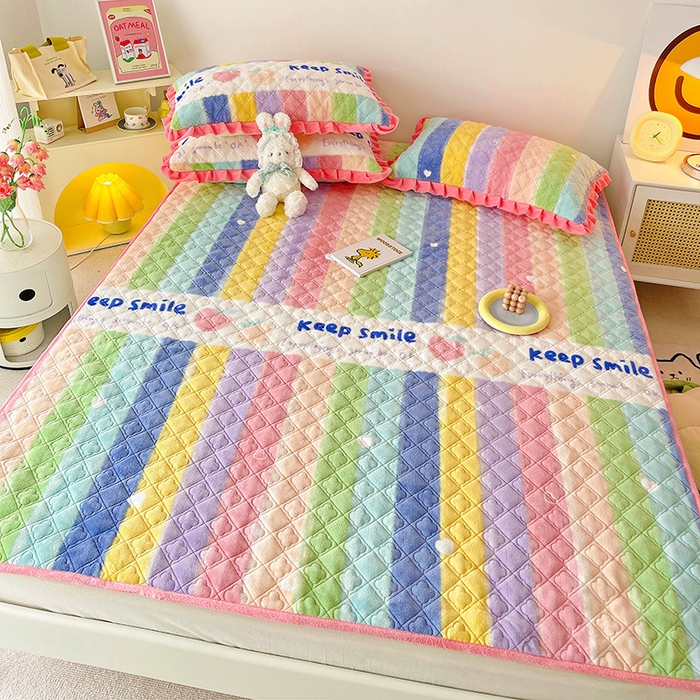 91家纺网 家纺一手货源 找家纺 羽爱家纺 2024新款牛奶绒直边款床盖床垫 条纹彩虹