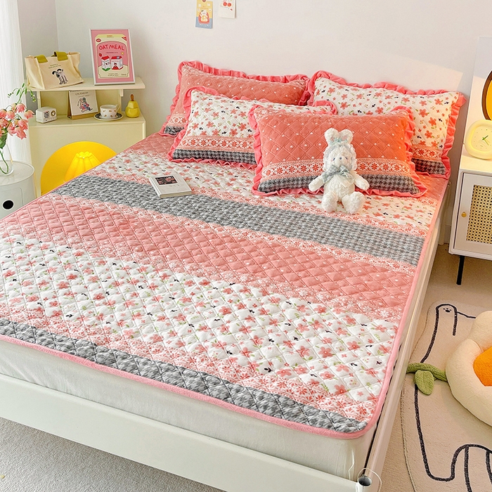 91家纺网 家纺一手货源 找家纺 羽爱家纺 2024新款牛奶绒直边款床盖床垫 如梦花季 