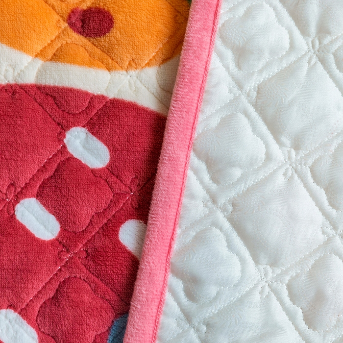 91家纺网 家纺一手货源 找家纺 羽爱家纺 2024新款牛奶绒直边款床盖床垫 甜甜草莓