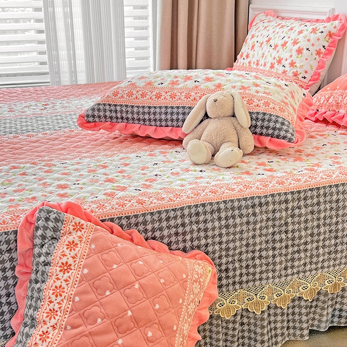 91家纺网 家纺一手货源 找家纺 羽爱家纺 2024新款牛奶绒榻榻米床盖 如梦花季