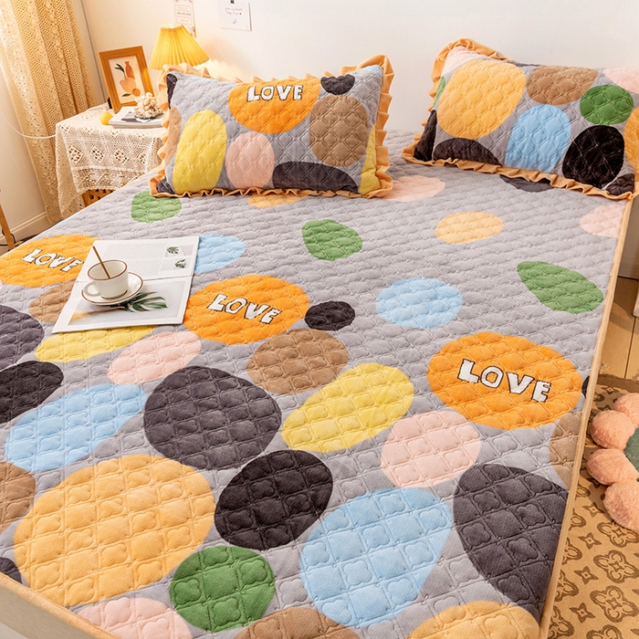 91家纺网 家纺一手货源 找家纺 羽爱家纺 2024新款牛奶绒直边款床盖床垫 魔力圈圈