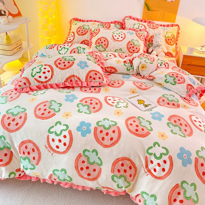 91家纺网 家纺一手货源 找家纺 羽爱家纺 2024新款牛奶绒直边款床盖床垫 草莓园