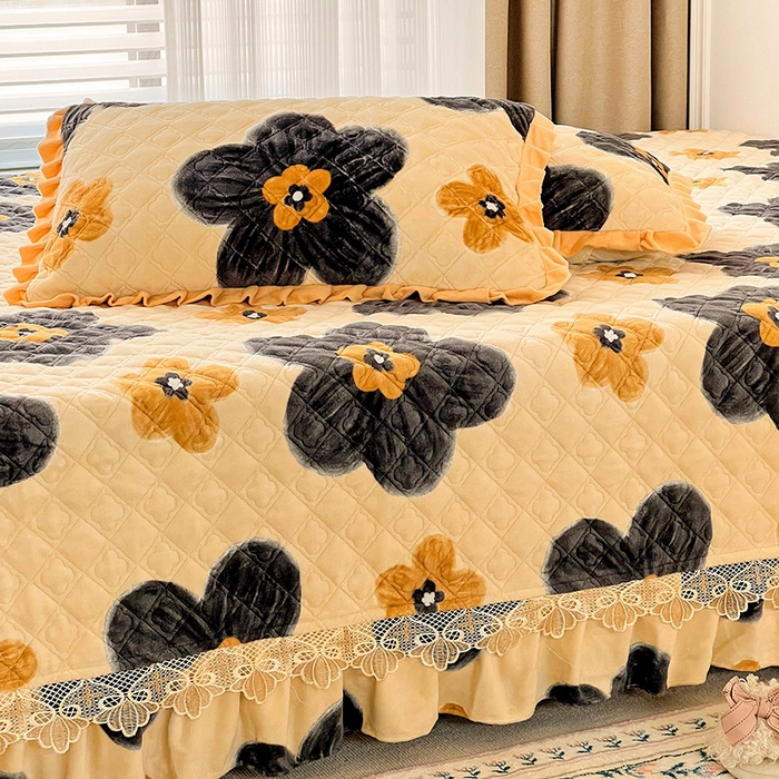 91家纺网 家纺一手货源 找家纺 羽爱家纺 2024新款牛奶绒榻榻米床盖 纯真花语