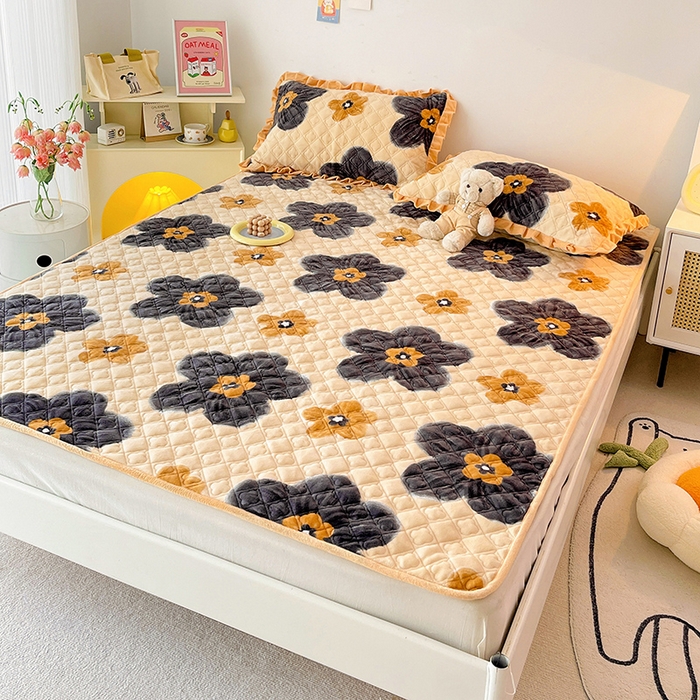 91家纺网 家纺一手货源 找家纺 羽爱家纺 2024新款牛奶绒直边款床盖床垫 纯真花语 