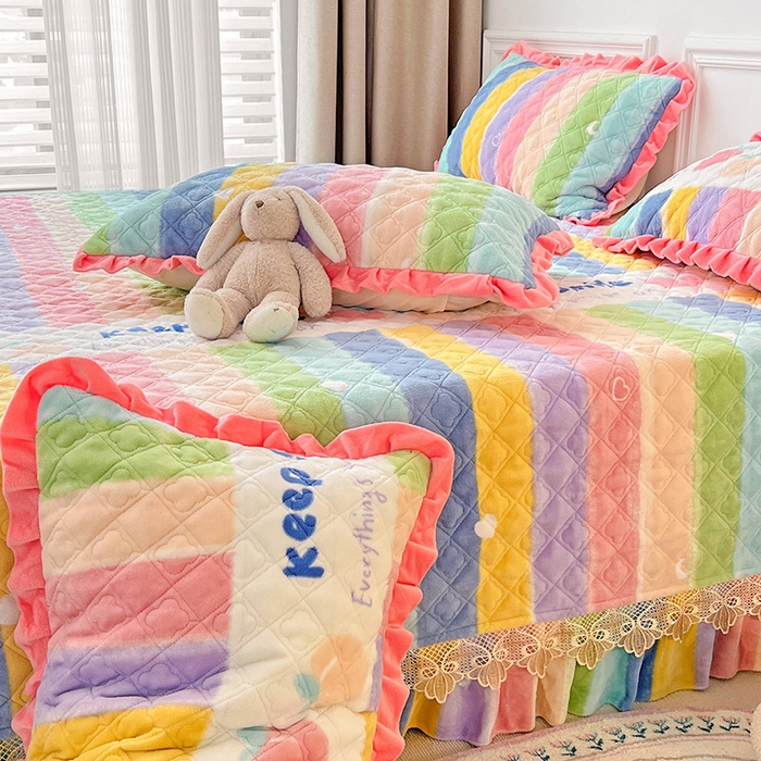 91家纺网 家纺一手货源 找家纺 羽爱家纺 2024新款牛奶绒榻榻米床盖 条纹彩虹