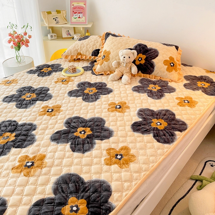 91家纺网 家纺一手货源 找家纺 羽爱家纺 2024新款牛奶绒直边款床盖床垫 纯真花语 