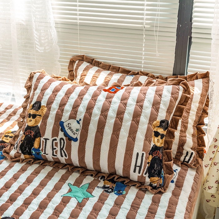 91家纺网 家纺一手货源 找家纺 羽爱家纺 2024新款牛奶绒直边款床盖床垫 酷派小熊 