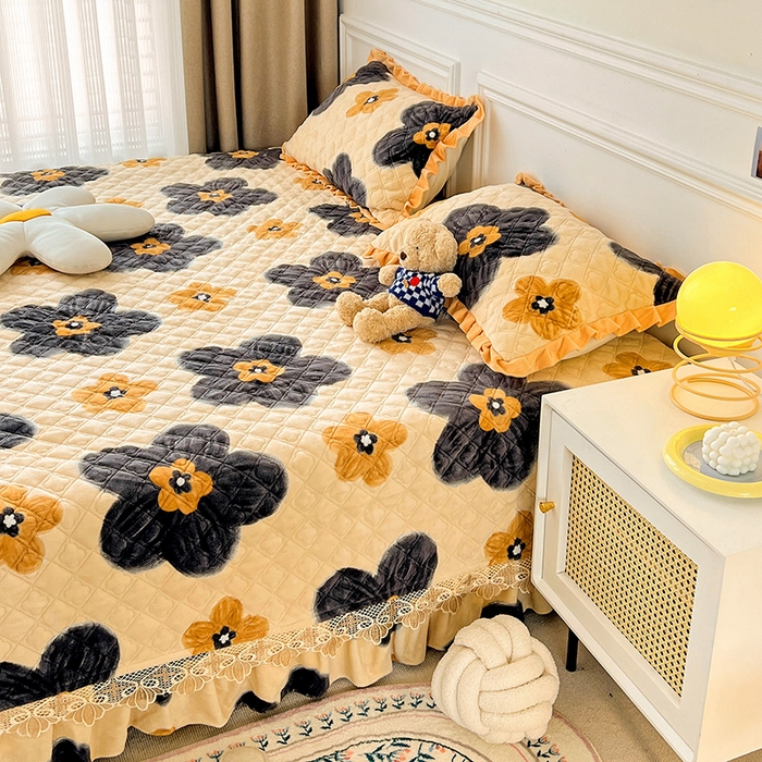 91家纺网 家纺一手货源 找家纺 羽爱家纺 2024新款牛奶绒榻榻米床盖 纯真花语