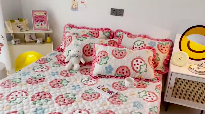 91家纺网 家纺一手货源 找家纺 羽爱家纺 2024新款牛奶绒直边款床盖床垫 草莓园