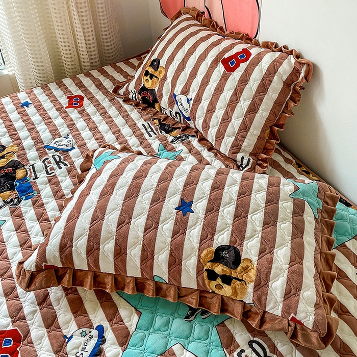 91家纺网 家纺一手货源 找家纺 羽爱家纺 2024新款牛奶绒榻榻米床盖 酷派小熊