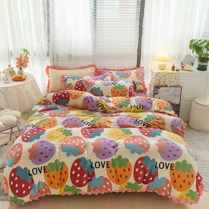 91家纺网 家纺一手货源 找家纺 羽爱家纺 2024新款牛奶绒直边款床盖床垫 甜甜草莓