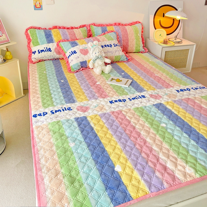 91家纺网 家纺一手货源 找家纺 羽爱家纺 2024新款牛奶绒直边款床盖床垫 条纹彩虹