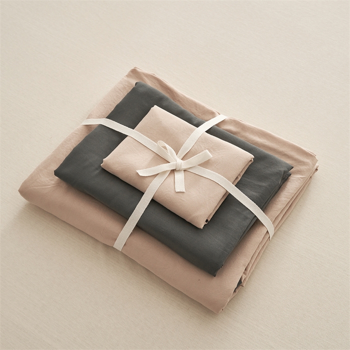 91家纺网 家纺一手货源 找家纺 卡迪熊家纺 2024新款ins风超柔褶皱亲肤磨毛水洗m四件套双拼系列 卡其深灰