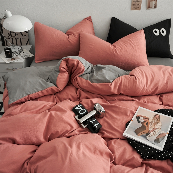 91家纺网 家纺一手货源 找家纺 卡迪熊家纺 2024新款ins风超柔褶皱亲肤磨毛水洗m四件套双拼系列 豆红浅灰