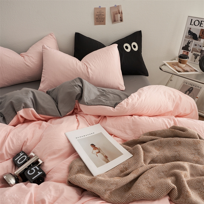 91家纺网 家纺一手货源 找家纺 卡迪熊家纺 2024新款ins风超柔褶皱亲肤磨毛水洗m四件套双拼系列 浅粉灰