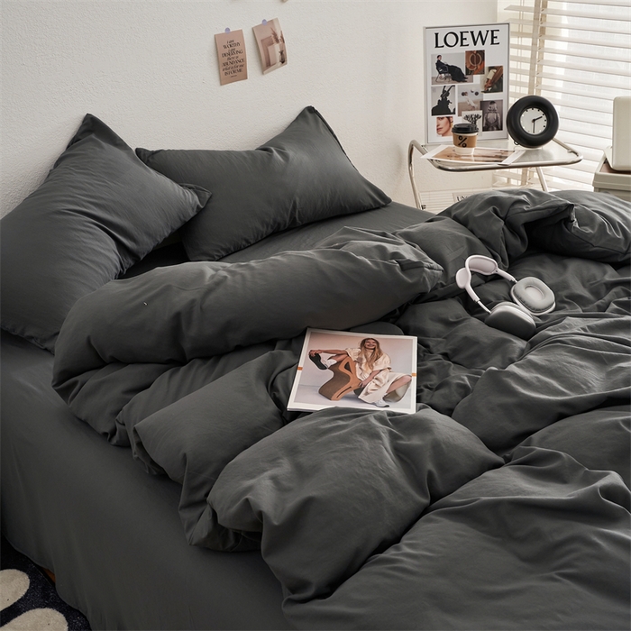 91家纺网 家纺一手货源 找家纺 卡迪熊家纺 2024新款ins风超柔褶皱亲肤磨毛水洗m四件套纯色系列 布鲁灰