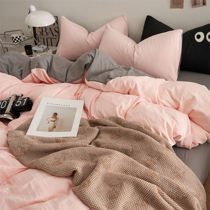 91家纺网 家纺一手货源 找家纺 卡迪熊家纺 2024新款ins风超柔褶皱亲肤磨毛水洗m四件套双拼系列 浅粉灰