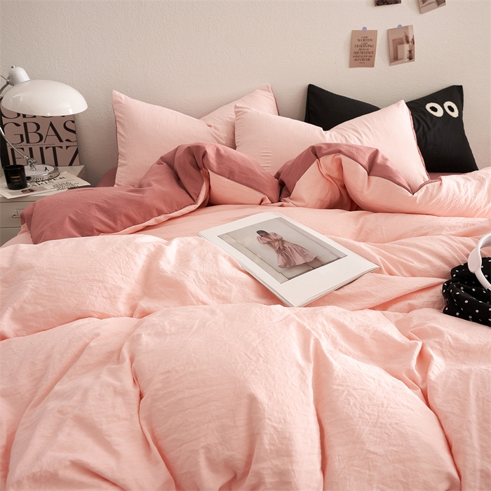 91家纺网 家纺一手货源 找家纺 卡迪熊家纺 2024新款ins风超柔褶皱亲肤磨毛水洗m四件套双拼系列 芭比粉红