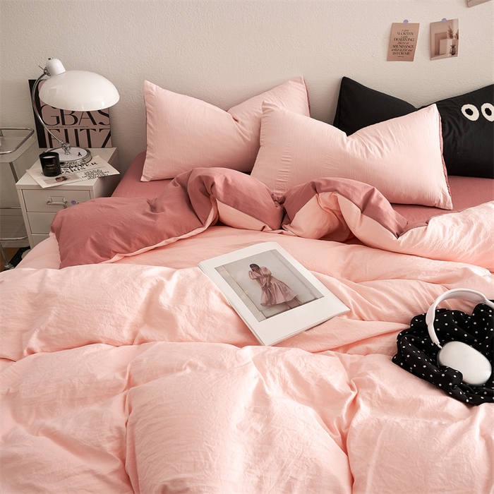 91家纺网 家纺一手货源 找家纺 卡迪熊家纺 2024新款ins风超柔褶皱亲肤磨毛水洗m四件套双拼系列 芭比粉红