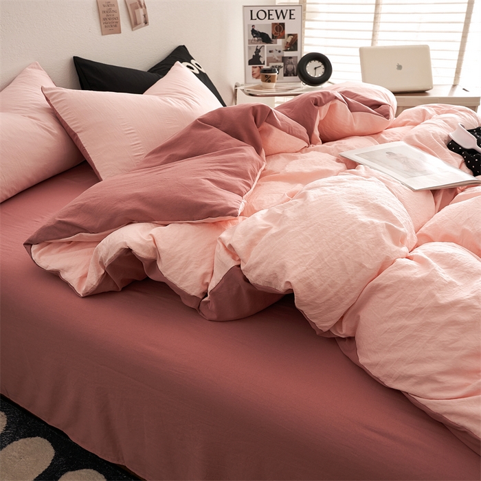 91家纺网 家纺一手货源 找家纺 卡迪熊家纺 2024新款ins风超柔褶皱亲肤磨毛水洗m四件套双拼系列 芭比粉红