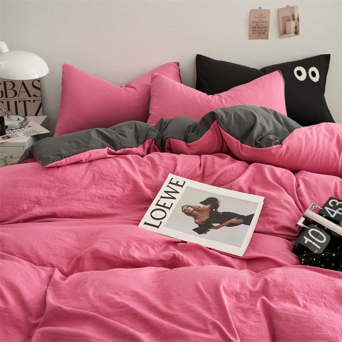 91家纺网 家纺一手货源 找家纺 卡迪熊家纺 2024新款ins风超柔褶皱亲肤磨毛水洗m四件套双拼系列 玫红深灰