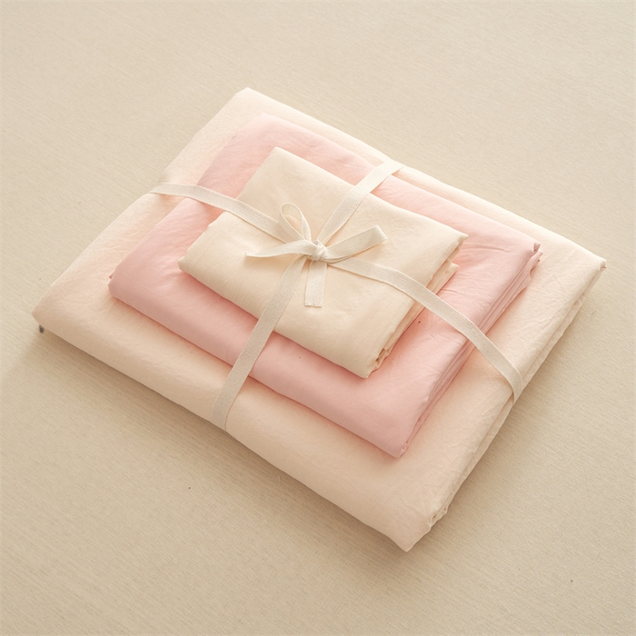 91家纺网 家纺一手货源 找家纺 卡迪熊家纺 2024新款ins风超柔褶皱亲肤磨毛水洗m四件套双拼系列 柠檬粉