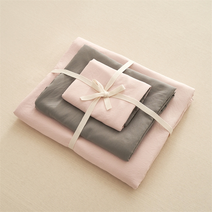 91家纺网 家纺一手货源 找家纺 卡迪熊家纺 2024新款ins风超柔褶皱亲肤磨毛水洗m四件套双拼系列 浅粉灰