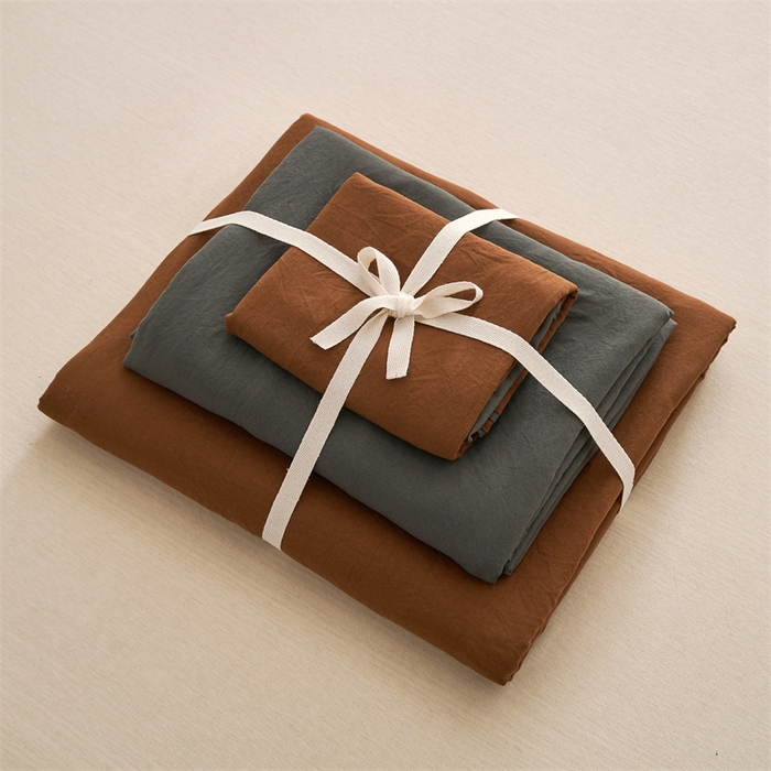 91家纺网 家纺一手货源 找家纺 卡迪熊家纺 2024新款ins风超柔褶皱亲肤磨毛水洗m四件套双拼系列 糖灰