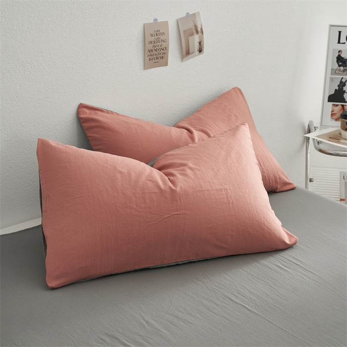 91家纺网 家纺一手货源 找家纺 卡迪熊家纺 2024新款ins风超柔褶皱亲肤磨毛水洗m四件套双拼系列 豆红浅灰