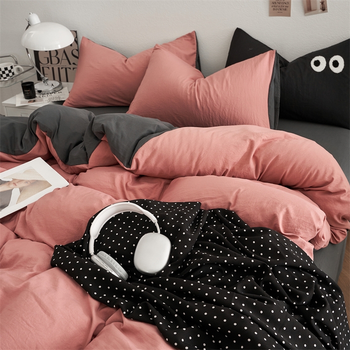 91家纺网 家纺一手货源 找家纺 卡迪熊家纺 2024新款ins风超柔褶皱亲肤磨毛水洗m四件套双拼系列 豆红深灰