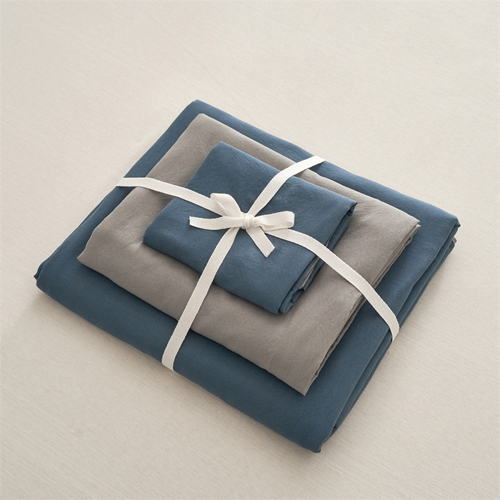 91家纺网 家纺一手货源 找家纺 卡迪熊家纺 2024新款ins风超柔褶皱亲肤磨毛水洗m四件套双拼系列 宝蓝浅灰